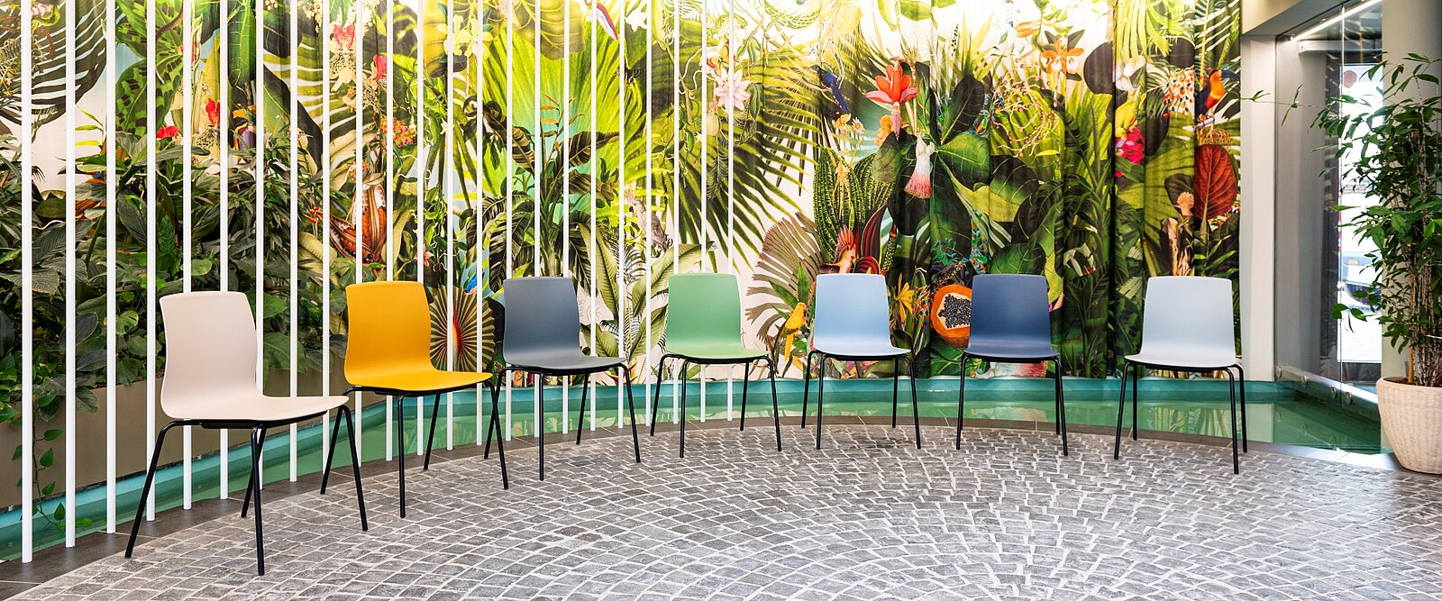 Colour your spaces! I variegati modelli Fiore rendono l’ufficio esteticamente gradevole.